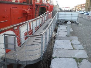 Passerelle d'accès au bateau musée de Dunkerque