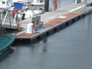 ponton avec station carburant équipé gasoil