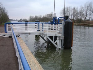 ponton escale bateau guidé mécaniquement entre 2 pieux