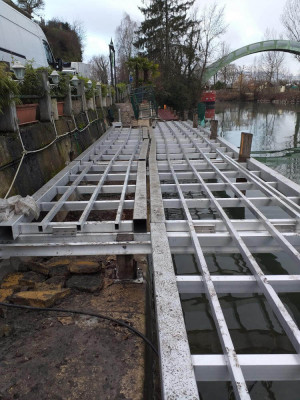 Installation de la structure de l'embarcadère