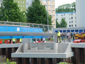 la passerelle est mise en place, au cm près...