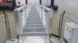 Passerelle accès au bac de Seine